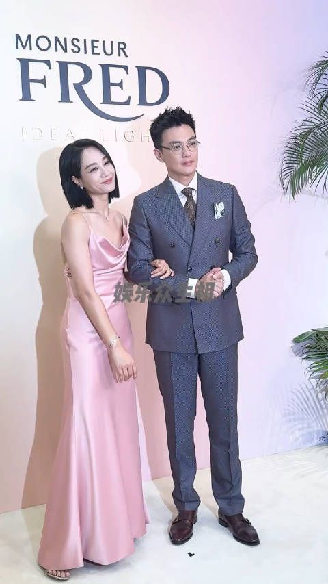 朱丹周一围挽手出席活动,恩爱同框,这幸福感要溢出屏幕了!