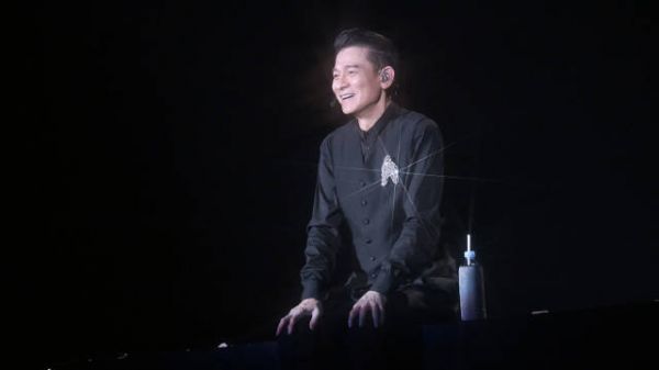 马来西亚巡唱粉丝分外热情,刘德华感亲切赞“冇得顶”