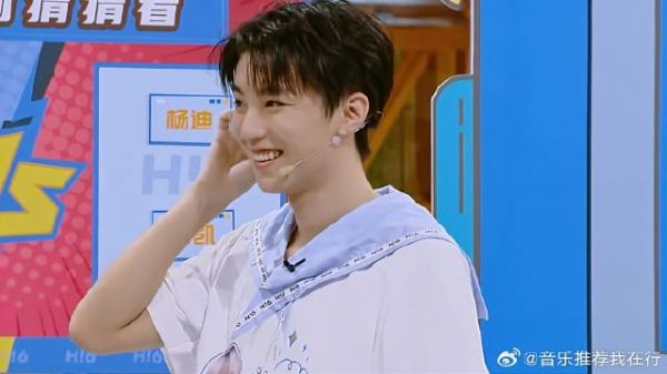 王俊凯奶音录广告,何炅现场循环播放,女粉坐不住!