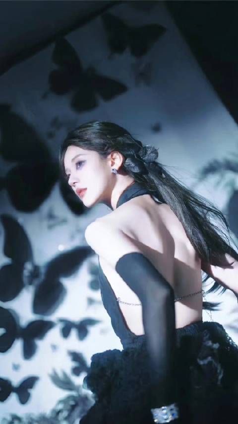 当完美的样貌遇上搞笑的灵魂,再神秘高雅的妆造也挡不住你爱闹的心…