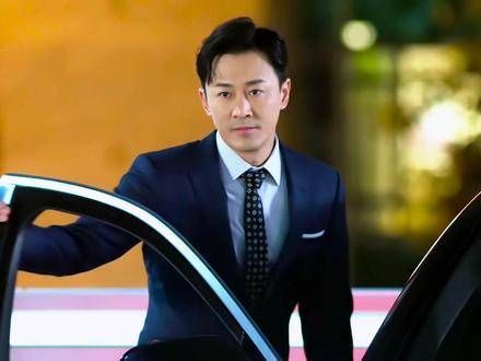 高浚内心极度痛苦,妹妹的真凶尚未查明,紧接着父亲又因车祸离世!
