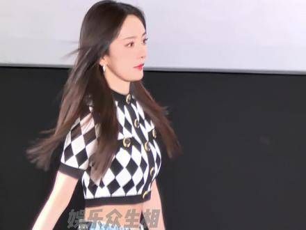 棋盘格露腰牛仔裤造型,幂姐这37岁的状态真好 狐妖小红娘月红篇 杨幂