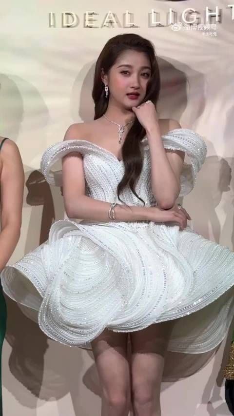 关晓彤胎毛太多显得很脏,脸也太肉了…喝酒喝的吧?