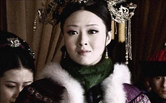 “果然是一代华妃娘娘,即便在景仁宫大闹一场,依旧能艳冠群芳”