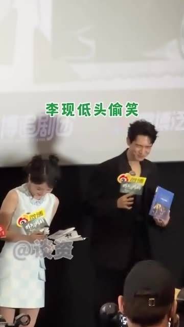 见到主持人物品掉落立刻帮忙捡起,真是暖心!