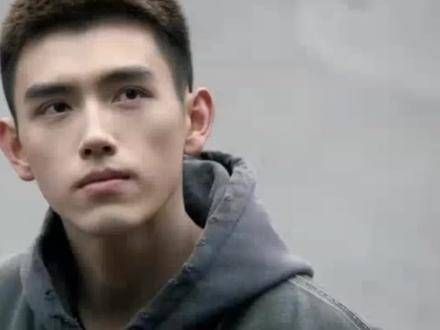 点燃了我心中的温暖 阿瑟 即使是寸头也超级帅气!真是又痞又帅 陈飞宇