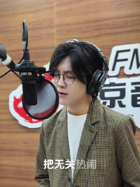 想要的并不多,能有一个归属的角落,@代玮代玮 在现场演唱《拾荒》!