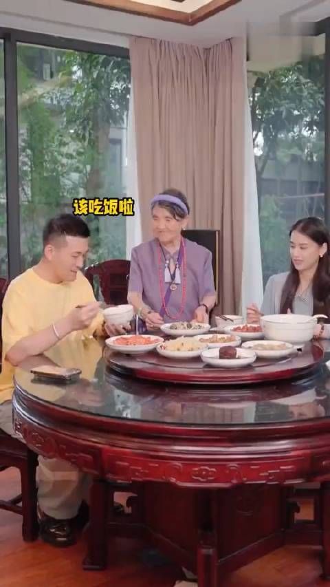 黄圣依婆婆真好,开饭前让儿子以身试毒,这婆媳关系相处好融洽