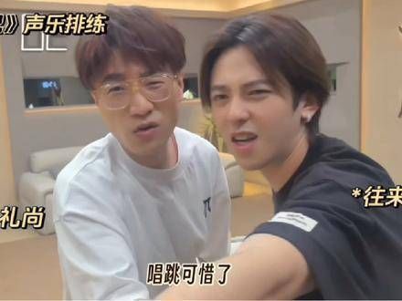王铮亮赠予符龙飞的签名专辑:一同成为慢行者,共同探寻自我