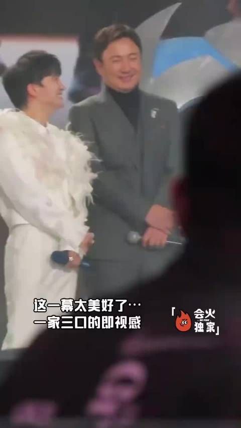 这一幕真的…太美好了,彩带、宠溺的笑、扶在肩膀上的无奈、…