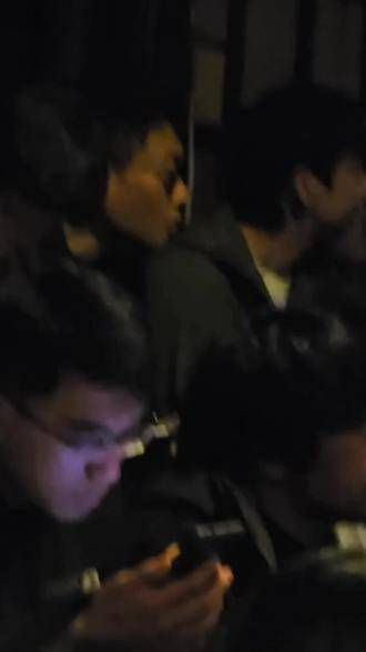 两位正在谈论什么呢?