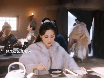 可是从师傅的角度来看，她只是出门救人…
