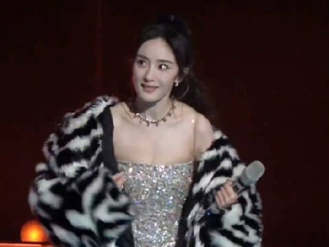 杨幂跨年演出“上下摇摆”