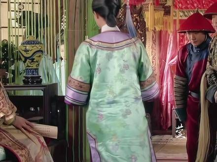 浣碧这礼仪看着真舒坦,当时看时就觉得有股小家碧玉的味道,完全不像丫鬟!
