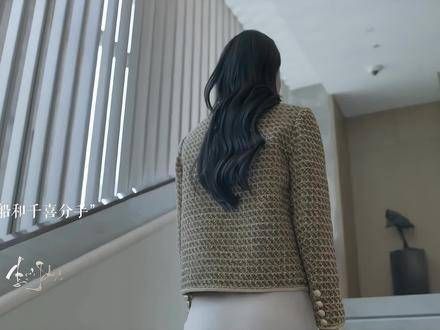 一位化学博士,一位当红艺人,两人身处迥异的领域,再也难以寻觅共同的话题