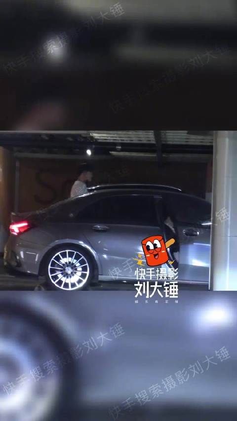 孙红雷和老婆一起吃饭,红雷哥自带大佬气场,期待看到哥的新作品