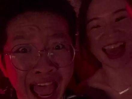 谁会在看演唱会时拍自己呢?我真是疯了!