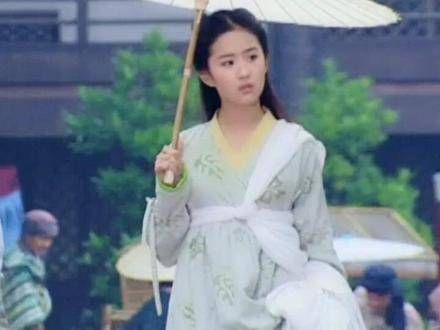 灵儿撑伞的孕妇装扮真是温柔极了