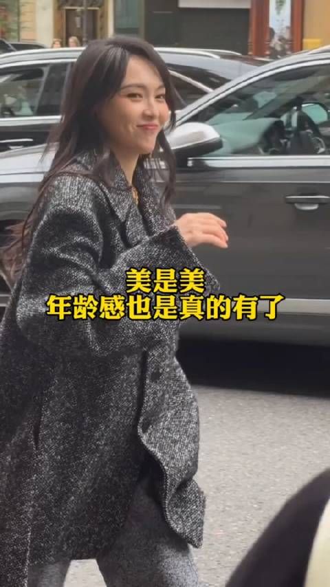 四十岁唐嫣虽然很美,但是也有了岁月感!眼角也有了皱纹!