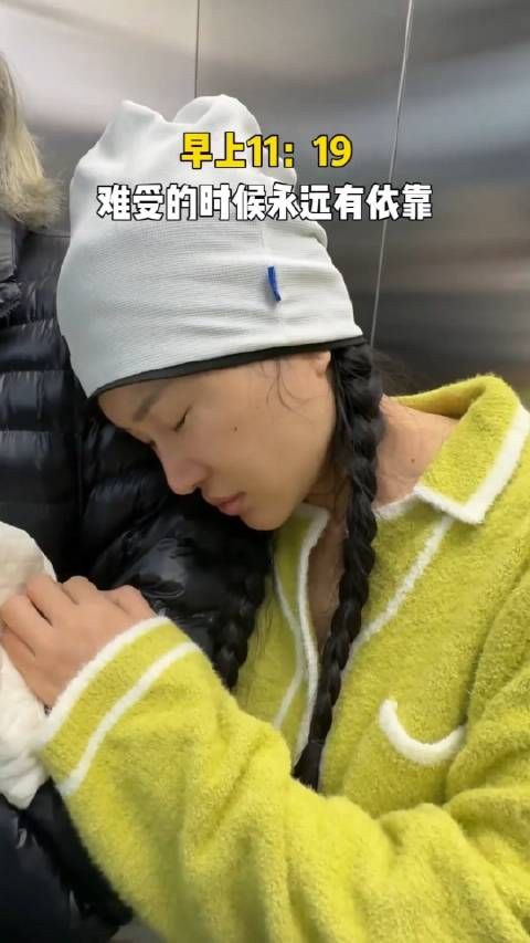 张纪中刚出生的小女儿还没定名字,张纪中叫她张语晴…