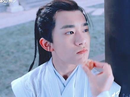 乖,尝一口吧,就一小口~吃了我可不会认输的!