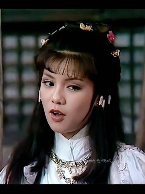 翁美玲扮演的“俏黄蓉”既正派又带点邪气,活泼可爱,成为观众心中永恒的女神