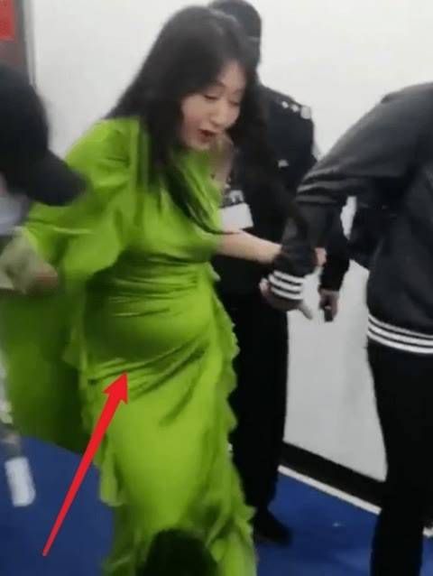 杨钰莹腹部明显凸起，行走时需要搀扶，这是否意味着她怀孕了？