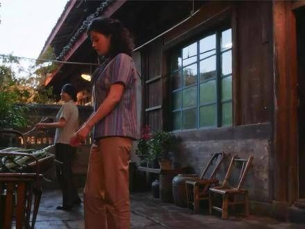 男孩在学校搞恶作剧被叫家长,妈妈一招让他诚心道歉…