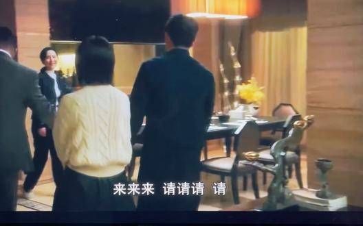 他肯定对她深情至极 在这个年纪的他,急切地想要让她融入自己的社交圈