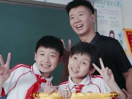 果宁和白小天拾金不昧被送锦旗,听到叔叔带了礼物的一瞬间两眼放光…