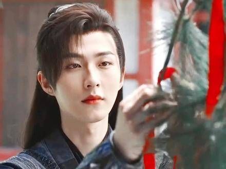 “红丝带与纸钱似乎在诉说,他渴望与你共结连理”