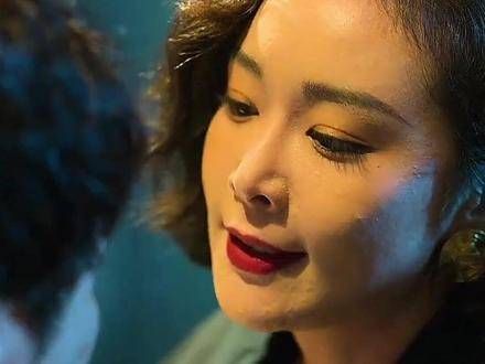 大嫂热度持续攀升,继续追寻大哥的踪迹美艳动人 气场全开