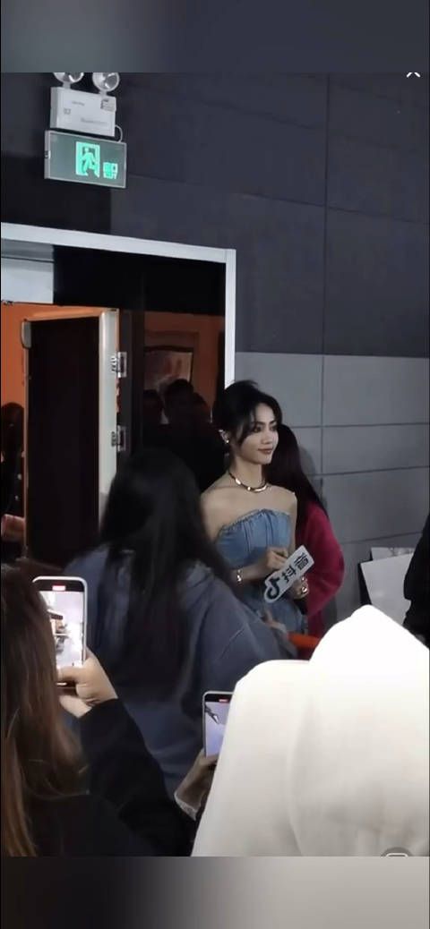 赵露思刘宇宁粉丝见面会,一片欢呼声开场迎接帅哥美女.