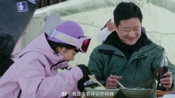 女儿想滑雪,父亲带她来滑雪,不料父亲拍照技术太烂