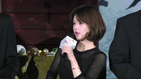 演员介绍角色和道具，强调努力取得更多选择权