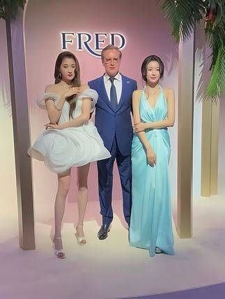 两位明星同台亮相活动现场,星光熠熠 明星娱乐Show 娱乐