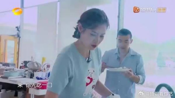 刘畊宏亲手喂老婆吃饭,被章若楠围观,含糖量极高!