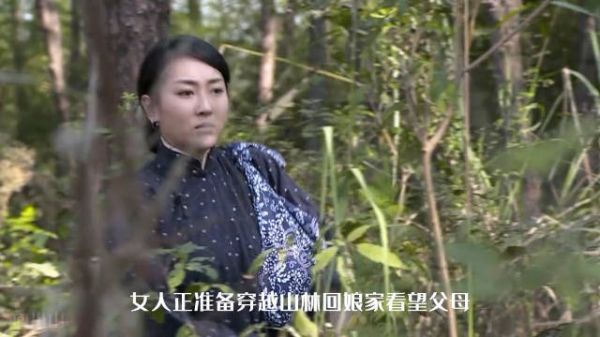 女人无意间发现鬼子埋伏圈,不料却帮了川军战士的大忙