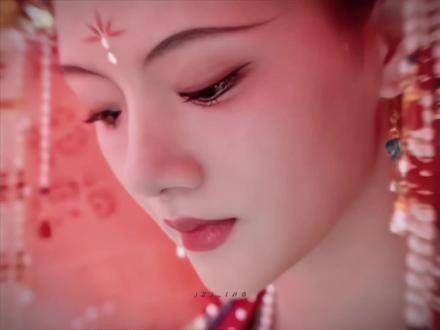 罗宜宁呈现宋式婚服之美,笑容可掬,眼神温柔