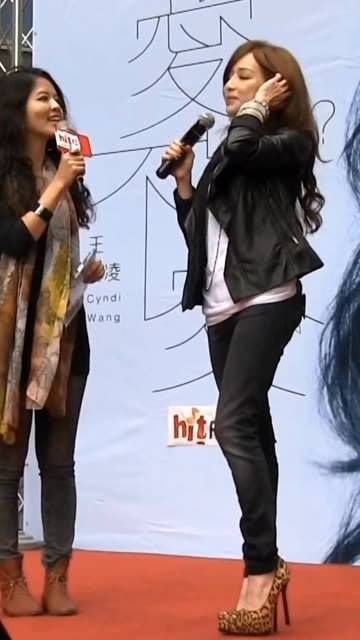 出席活动,四十岁依旧如少女般,曾经风靡一时…