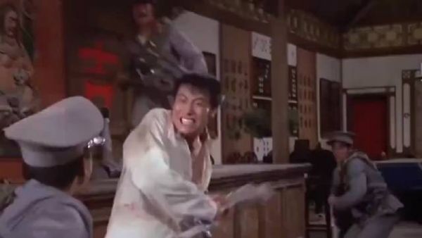 杀不了,根本就杀不了,终极奈杀王 中了这么多枪不死暂且不说,随手一甩…