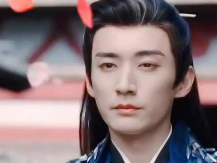 当潘樾以为爱妻已逝,他的衣着仅剩黑白两色,每日都在为杨采薇守灵