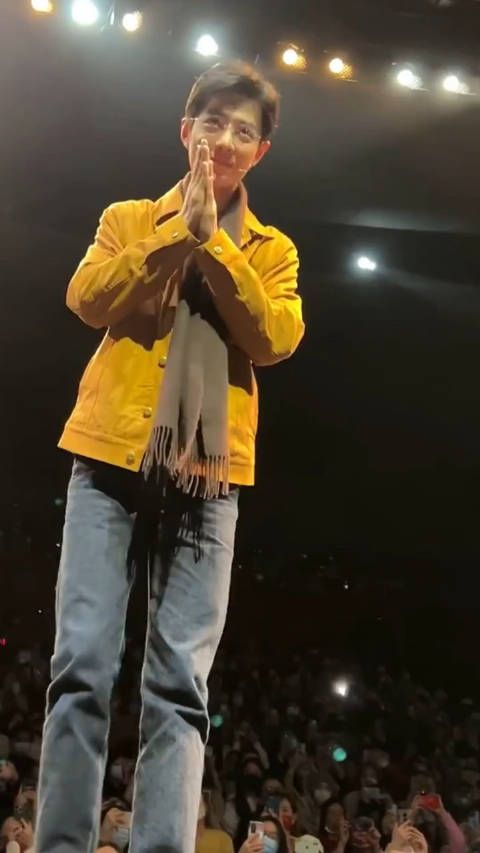肖战五号病人怼脸视频, 评论区:我几次都这么近 网友:这点事发朋友圈就行了