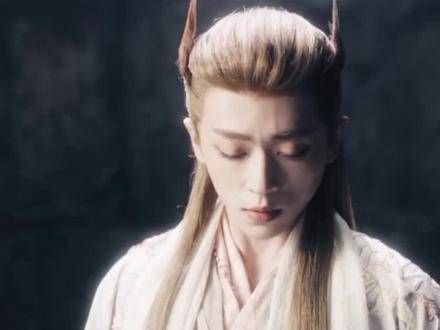 两人的目光交汇充满了宿命的感觉,女神不仅爱着世间万物…