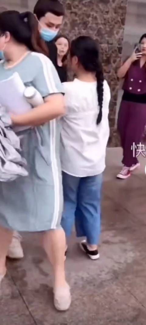 不是,这个女的是变态吗?不要还硬塞,有没有一点距离感呀?