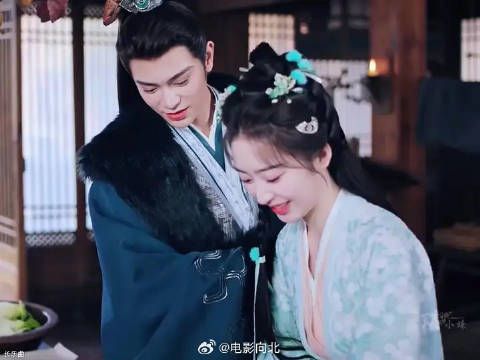 亲手养大的玫瑰,自然越来越像他