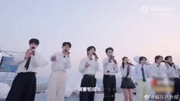 想到天台上热烈的氛围和动人的旋律,心中满是期待,真希望快点到来!