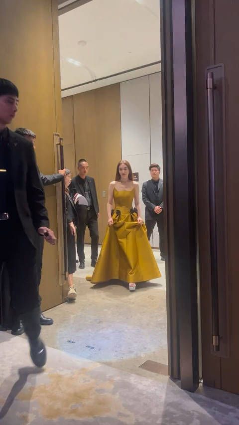 李小冉十年如一日的冰肌,真的白到发光