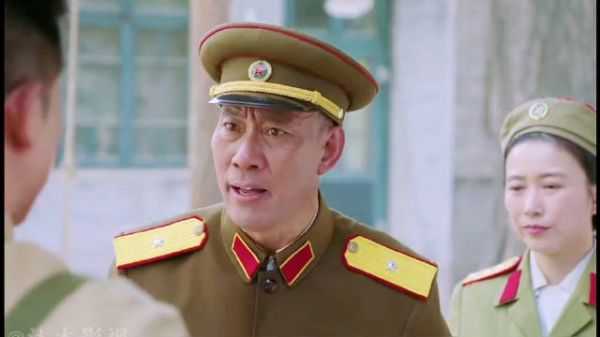 开国将军转业回乡参加工作,不料竟女同事竟让他端茶倒水
