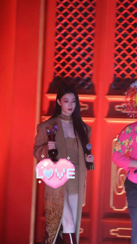 Gucci这一身丑衣服,真的被王楚然hold住了